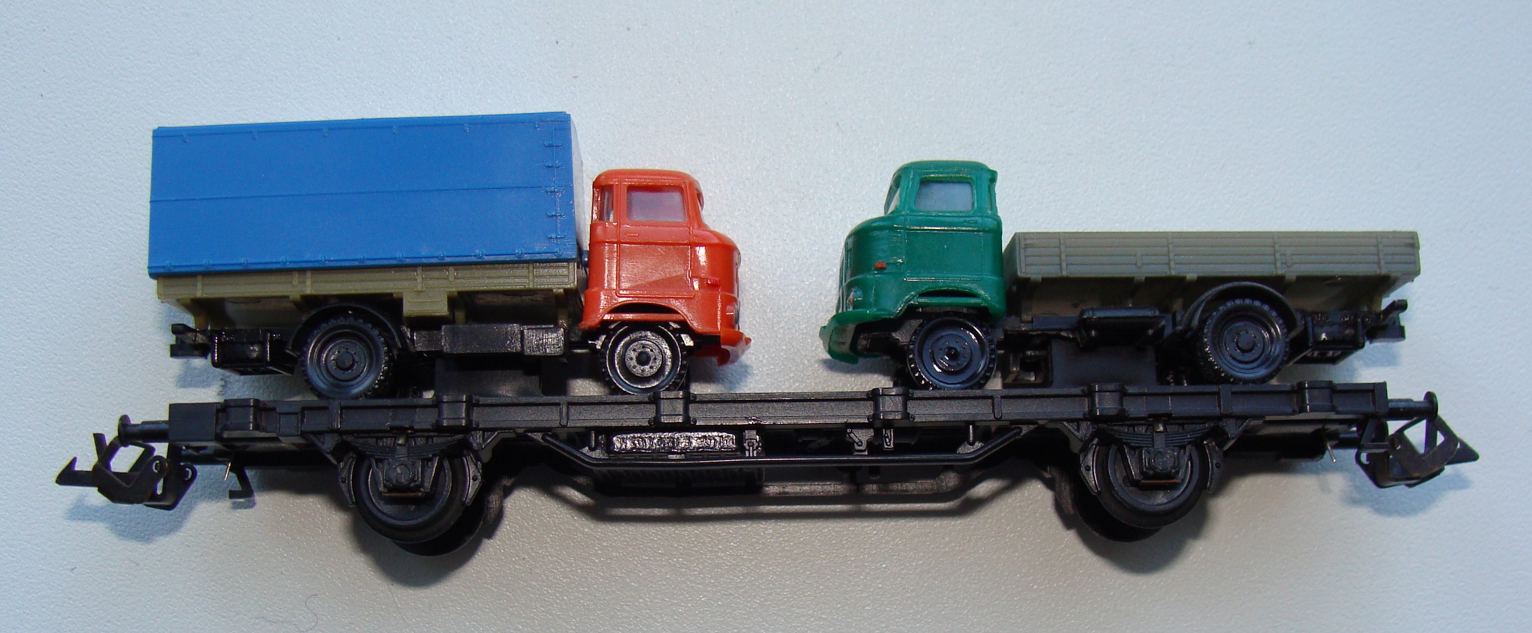 Модель длиннобазной платформы с грузовыми автомобилями 