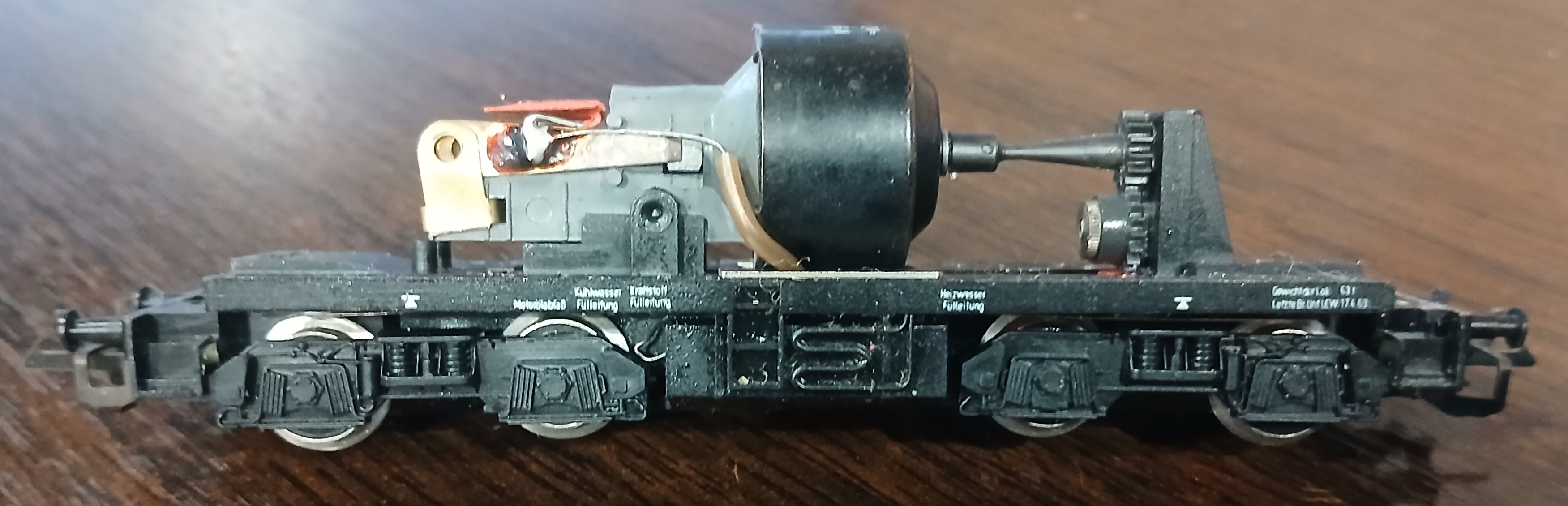 Ходовая часть модели тепловоза V100 позднего выпуска