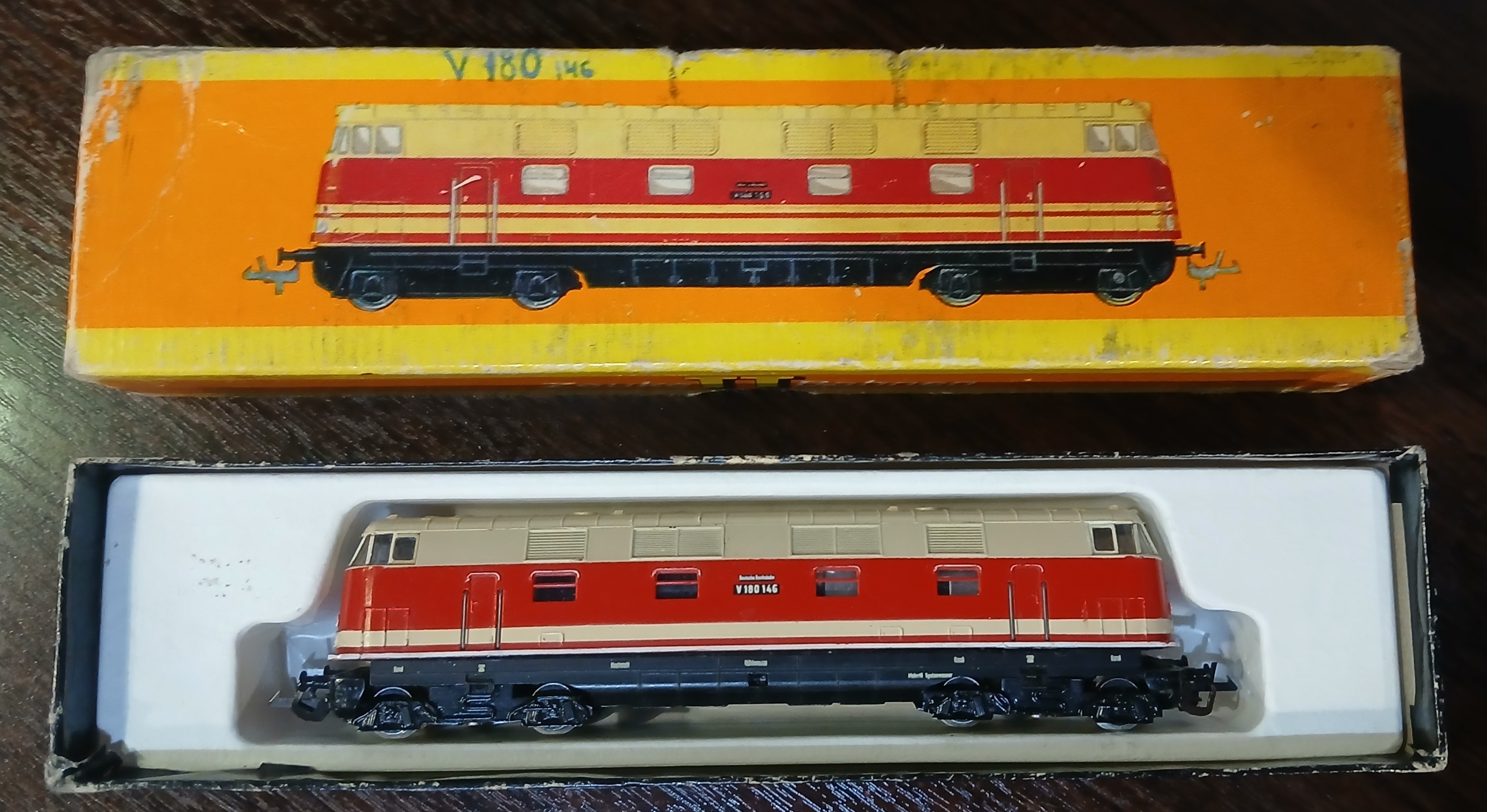 Модель тепловоза V180