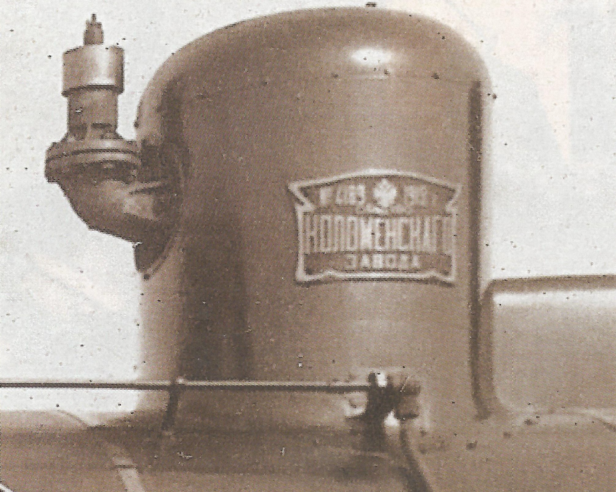 Расположение заводской таблички на сухопарнике паровоза серии Л