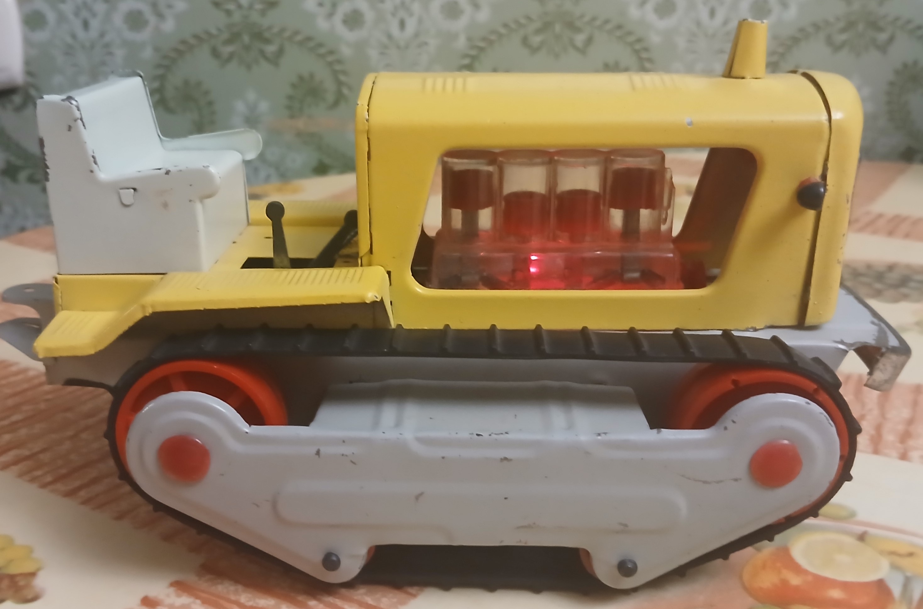 Игрушка гусеничный трактор завода Искра Игрушка гусеничный трактор завода Искра